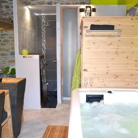 With One Bedroom In With Shared Pool Enclosed Garden And Wifi Apartmán