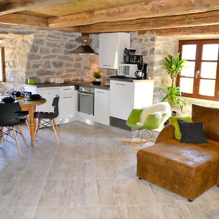 With One Bedroom In With Shared Pool Enclosed Garden And Wifi Apartmán *