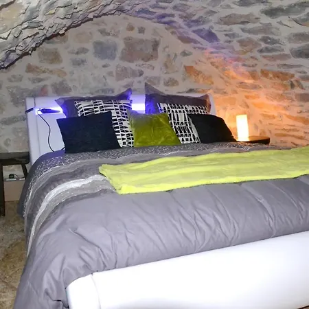 With One Bedroom In With Shared Pool Enclosed Garden And Wifi Apartmán Mostuéjouls