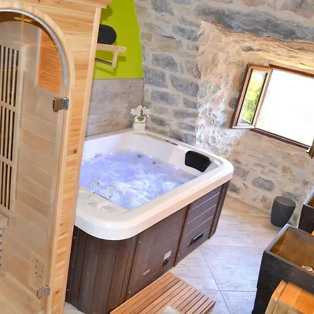 With One Bedroom In With Shared Pool Enclosed Garden And Wifi 公寓 *