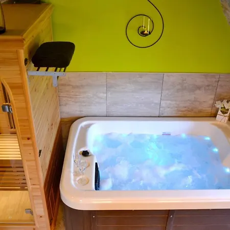 With One Bedroom In With Shared Pool Enclosed Garden And Wifi * 莫斯特约勒斯