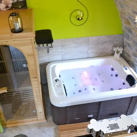 With One Bedroom In With Shared Pool Enclosed Garden And Wifi 莫斯特约勒斯