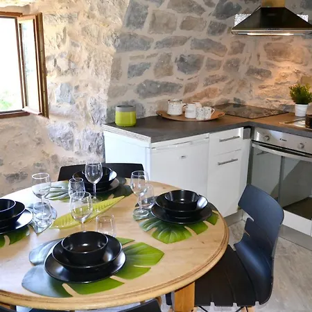 With One Bedroom In With Shared Pool Enclosed Garden And Wifi * 莫斯特约勒斯
